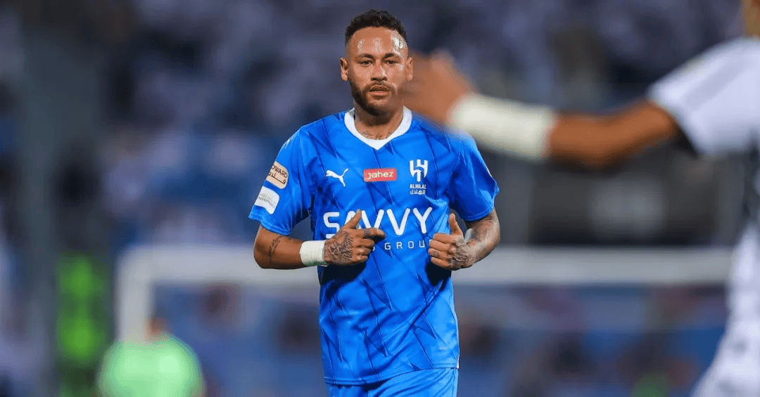 爱游戏体育-内马尔回归赛场，惊险取胜首场状态亮眼，FPX观众沸腾！