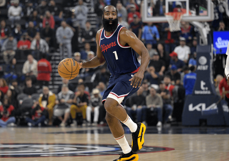 AYX SPORTS-哈登在巴塞罗那比赛中刷新纪录，败北引发热议！