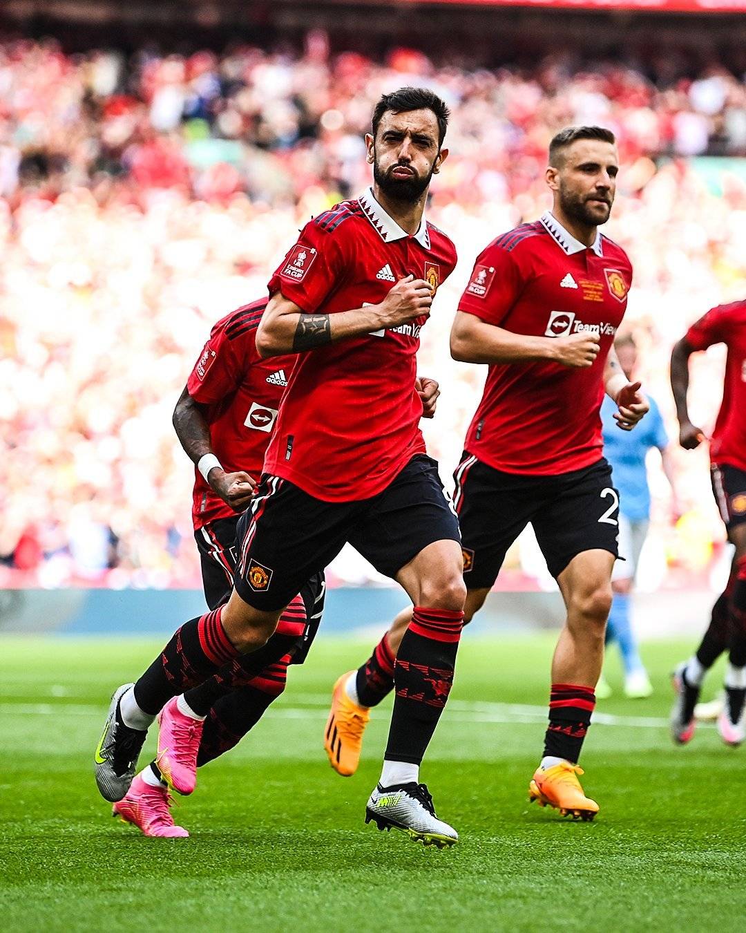 AYX SPORTS-包含阿扎伦卡与40激战曼联分钟，战术调整胜负难料！，Rookie焦点对战引发球迷热议的词条